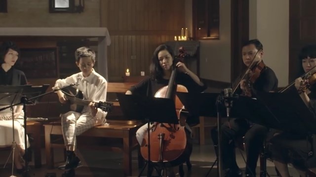 Em dung tren canh dong - Le Cat Trong Ly hinh anh