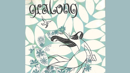 Nu sinh Gia Long di ban bao xuan hinh anh