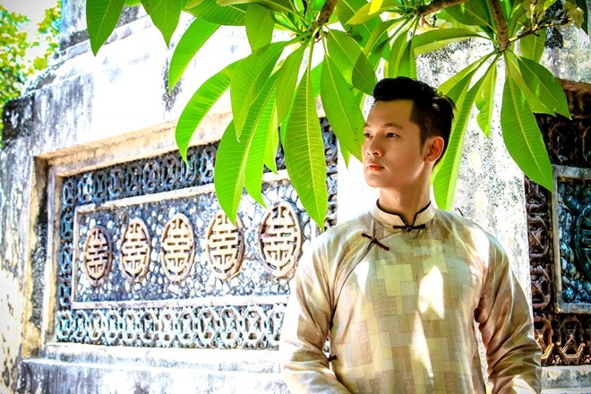 Ly ruou mung -  Duc Tuan hinh anh