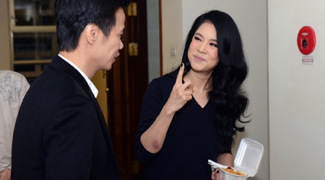 Thu Phuong an voi xoi hop truoc gio bieu dien hinh anh