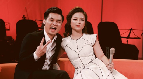 Duong Hoang Yen duoc ban trai an can cham soc hinh anh