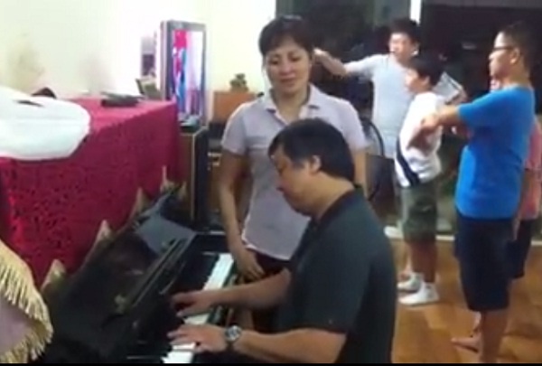 Nhac si Luong Minh dem dan cho vo hat hinh anh