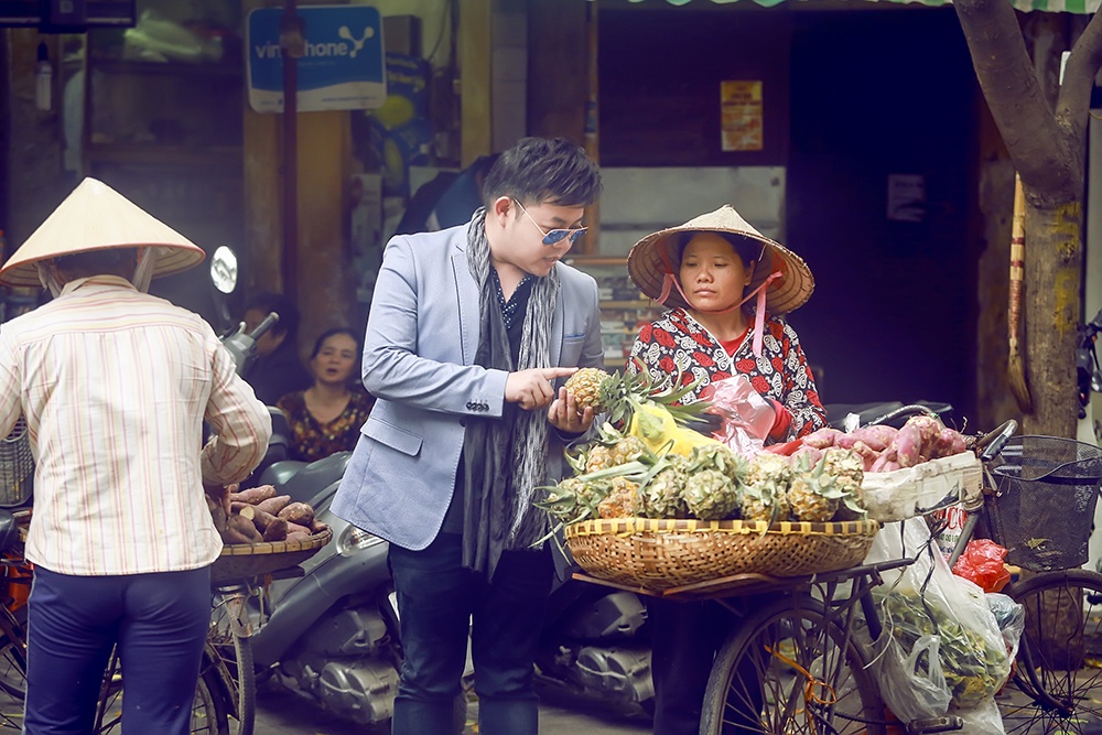 Quang Le hut thuoc lao giua pho anh 4