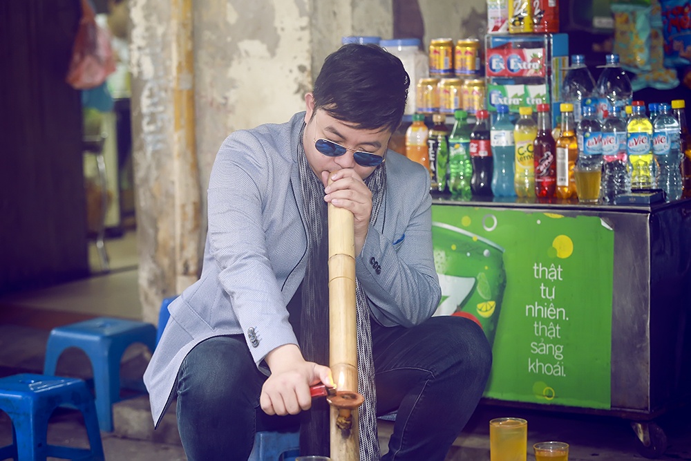 Quang Le hut thuoc lao giua pho anh 2