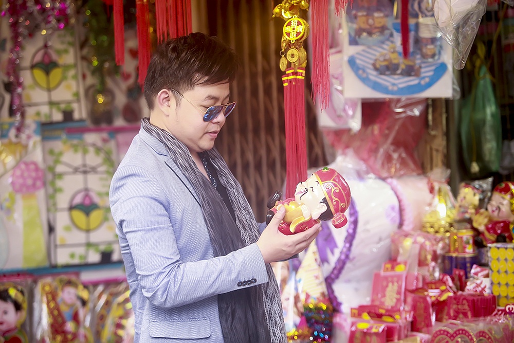 Quang Le hut thuoc lao giua pho anh 3