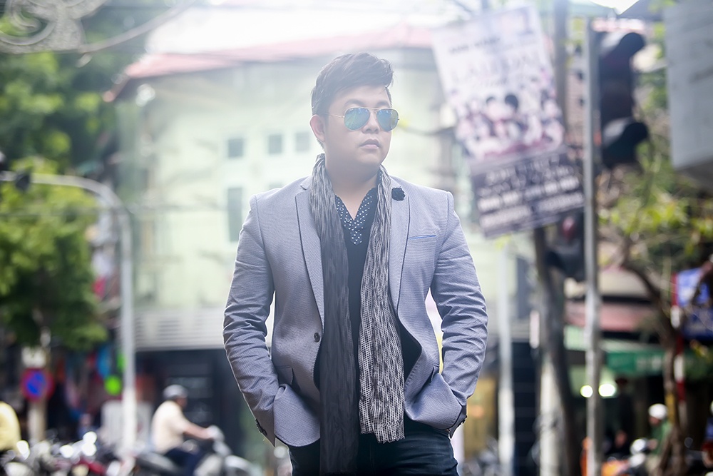 Quang Le hut thuoc lao giua pho anh 1