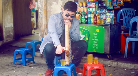 Quang Le lang thang pho phuong Ha Noi hinh anh