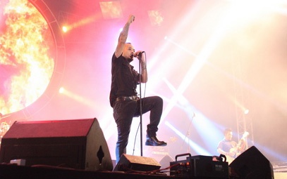 Rock xuyen man dem - Buc Tuong hinh anh