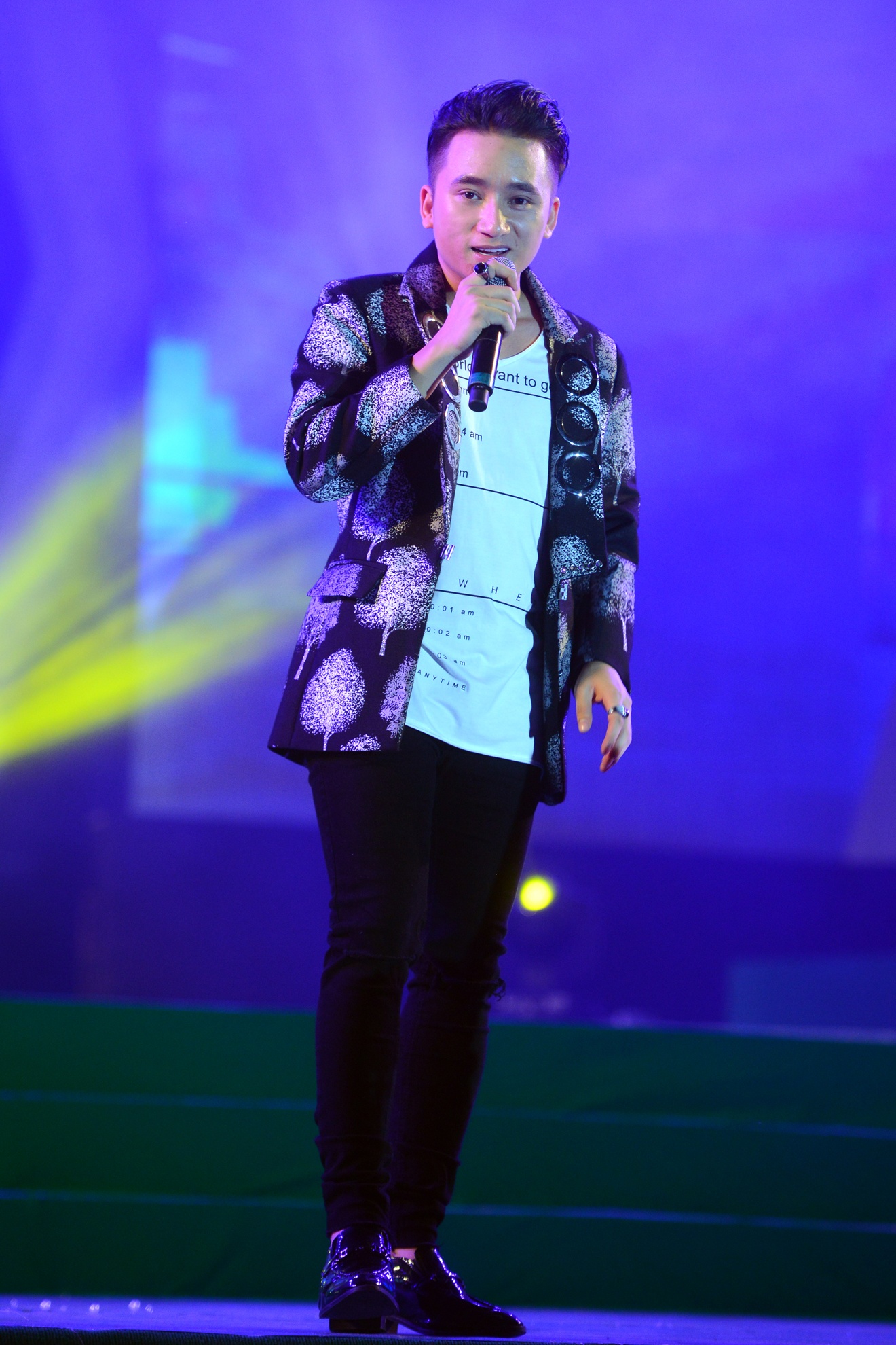 Ho Ngoc Ha hat cuc sung anh 8