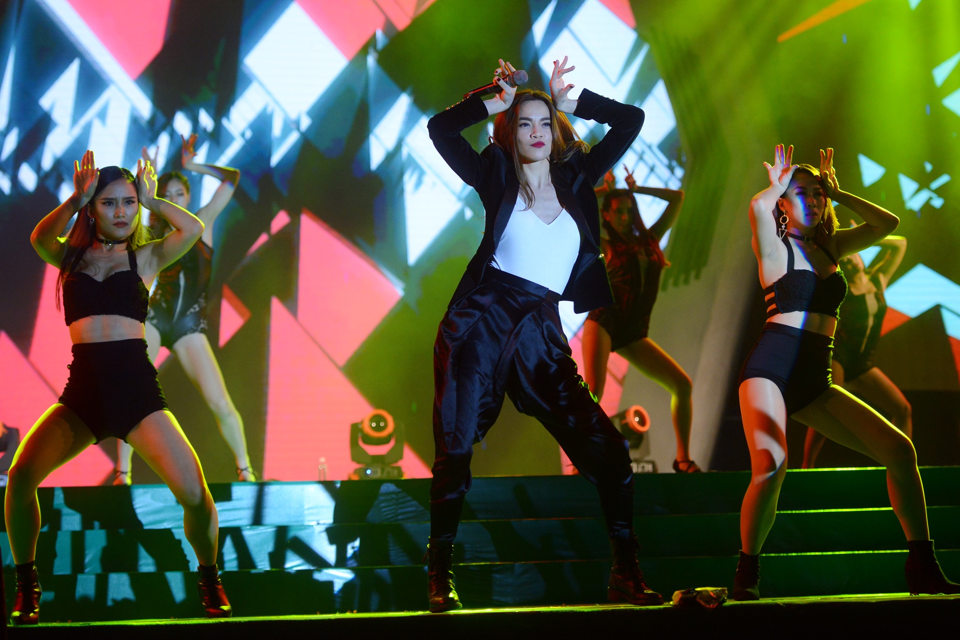 Ho Ngoc Ha hat cuc sung anh 2