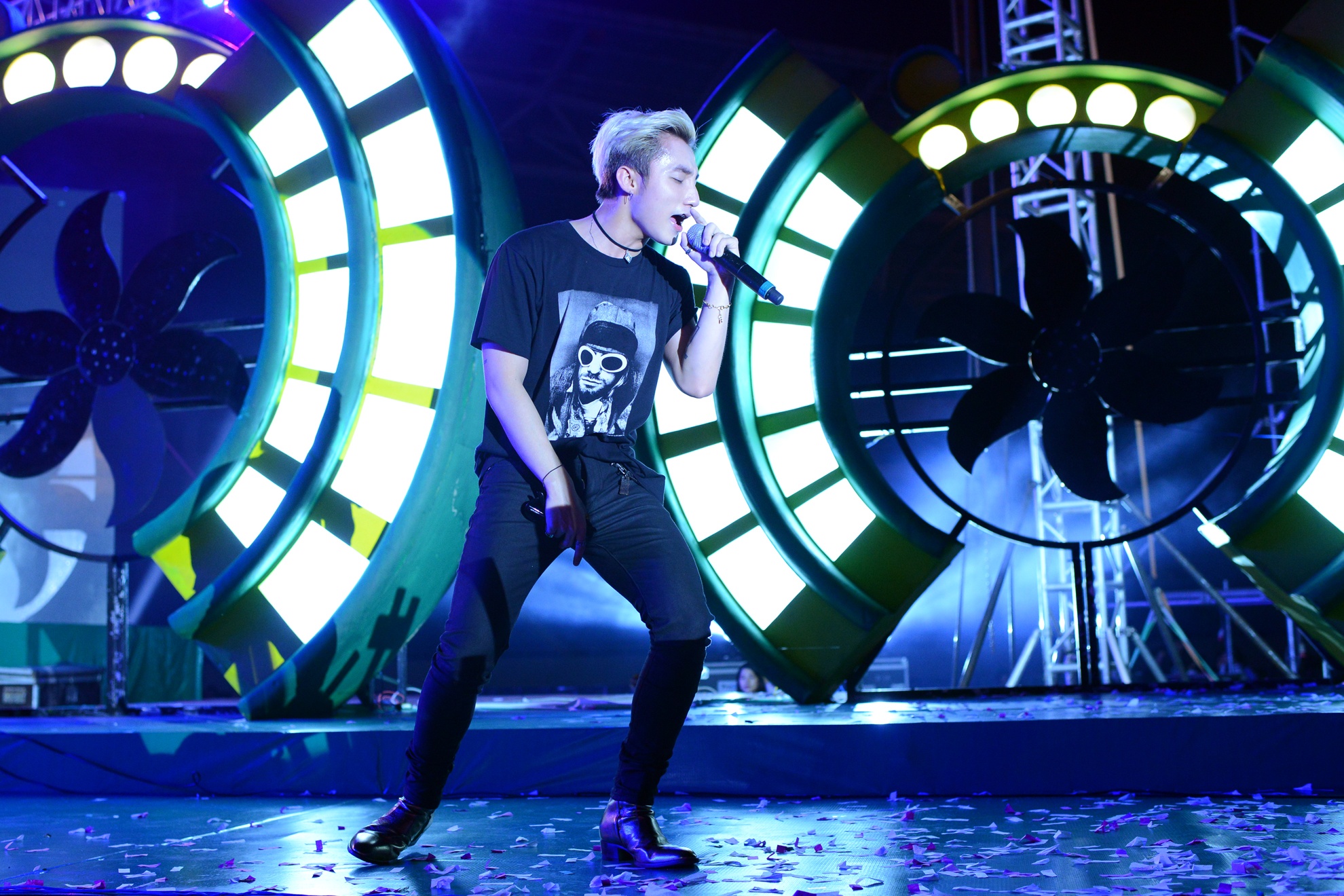 Ho Ngoc Ha hat cuc sung anh 4