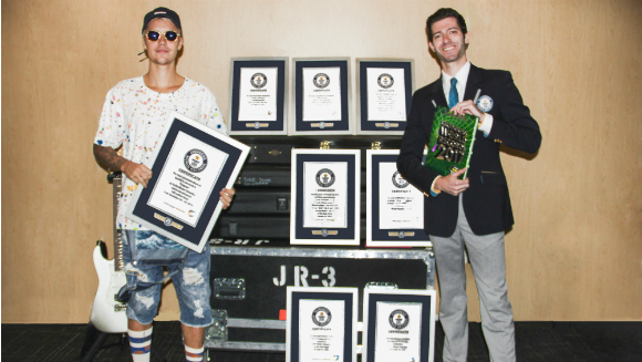 Justin Bieber lap 8 ky luc guinness anh 1