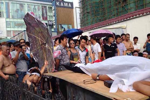 'Thi hai' dieu pho nhom day vi... khat hinh anh