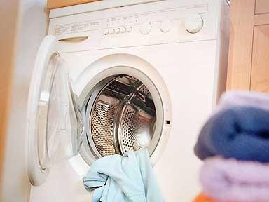 Hai be gai chet tham trong may giat hinh anh