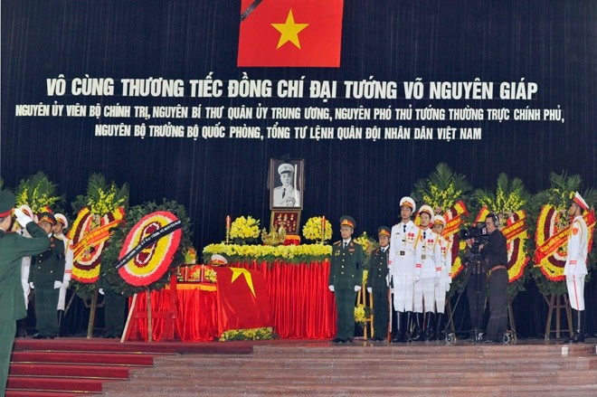 Lanh dao nuoc ngoai kinh can dang huong vieng Dai tuong hinh anh