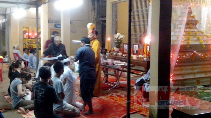 Tim thay thi the Viet kieu dau tien trong vu may bay Lao hinh anh