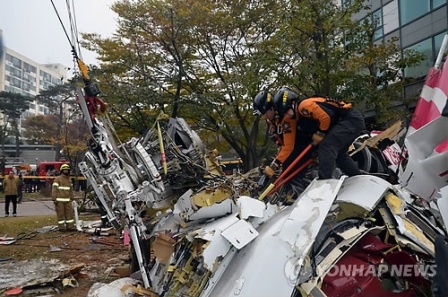 Truc thang tan xac khi dam vao cao oc o Han Quoc hinh anh