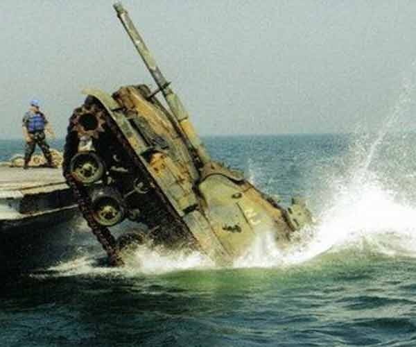 Xe tang Thai lao xuong bien de lam 'nha' cho tom, ca hinh anh