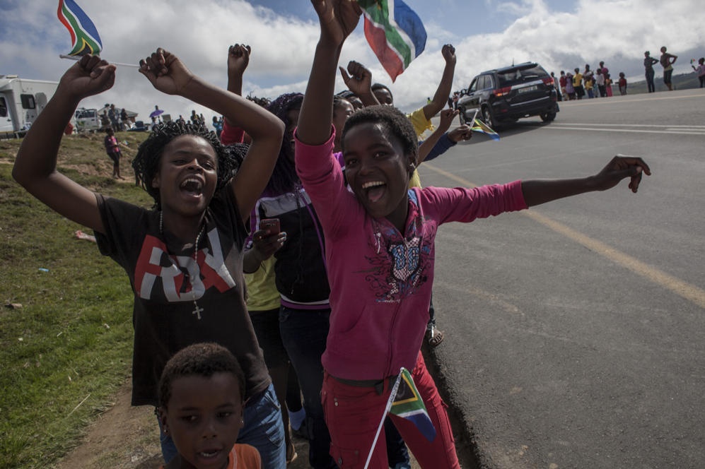 Nguoi Nam Phi ho reo khi Mandela tro ve que huong hinh anh