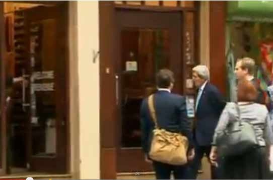 Ong Kerry 'shopping' o pho co Ha Noi hinh anh