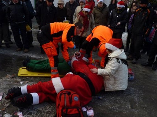 Say ruou, ong gia Noel 'lam xiec' tren duong hinh anh