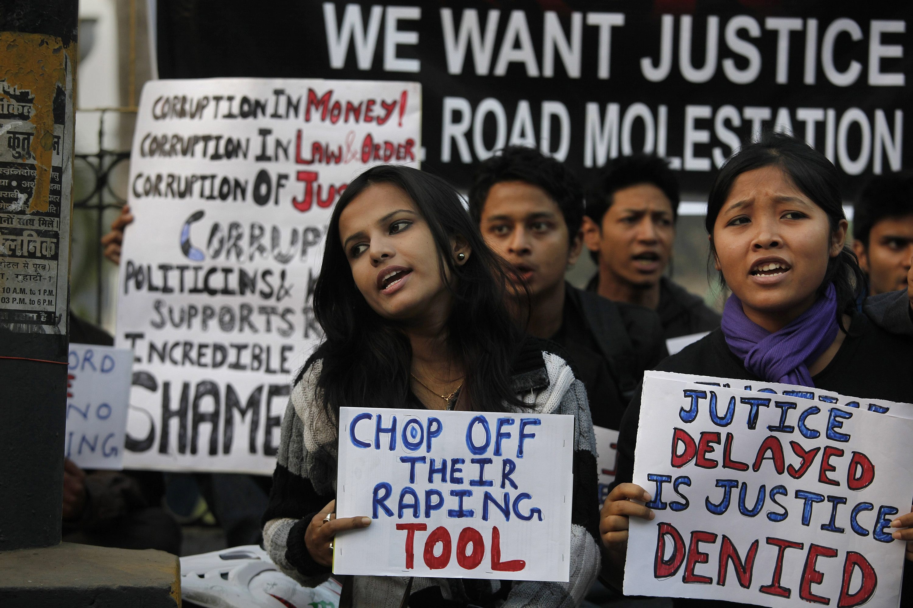 Nhom dan ong loi thieu nu An ra khoi xe de cuong buc hinh anh