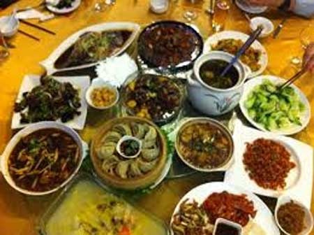 Quan chuc TQ chet vi say ruou tren ban tiec hinh anh