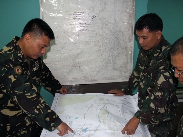 Tau chien Trung Quoc den Bien Dong tim may bay mat tich hinh anh