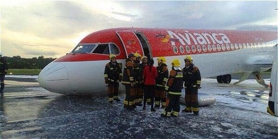 May bay ha canh khi cang banh truoc ngung hoat dong hinh anh