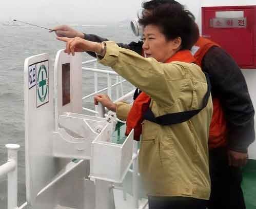 Bà Park đến hiện trường vụ tàu đắm. Ảnh: Yonhap.