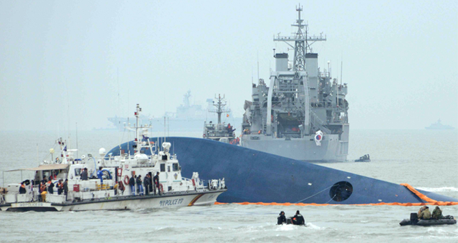 Co the hon 500 nguoi da o tren tau chim hinh anh