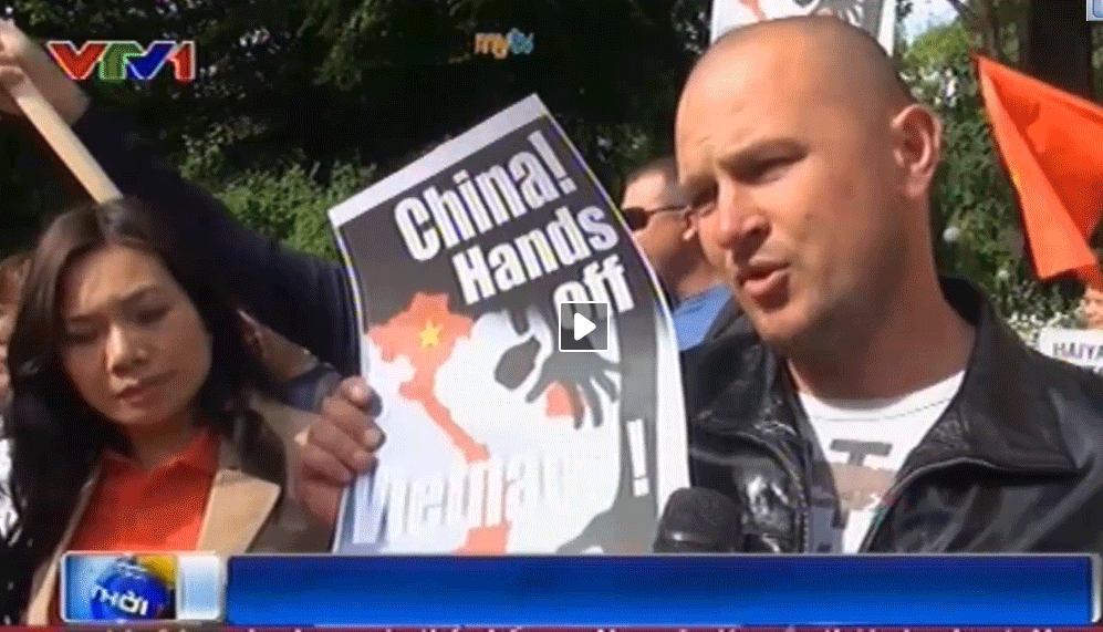 Nguoi nuoc ngoai xuong duong ung ho Viet Nam, len an TQ hinh anh