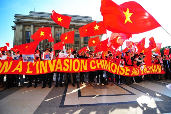 Nguoi Viet bieu tinh phan doi Trung Quoc tai Phap hinh anh