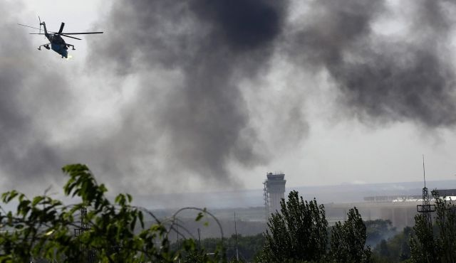 May bay quan su Ukraina cho 49 nguoi bi ban roi hinh anh