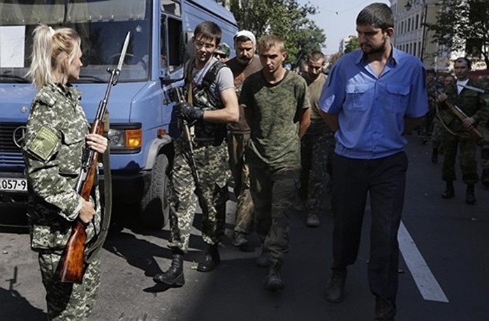 Nữ binh sĩ xinh đẹp thuộc lực lượng ly khai thành phố Donetsk, miền Đông Ukraine áp giải tù binh diễu phố hôm 24/8