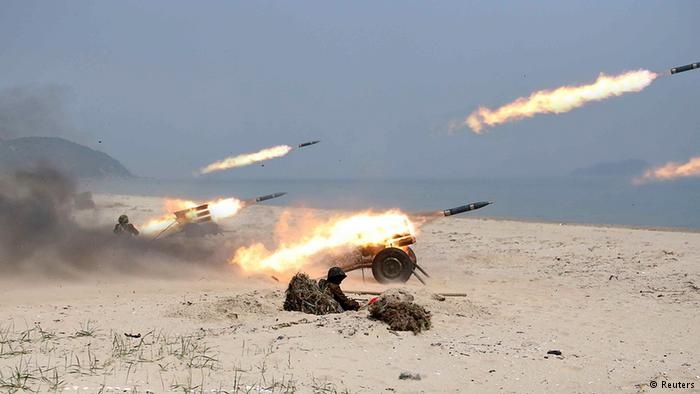 Trieu Tien - Han Quoc dau phao tren bien hinh anh