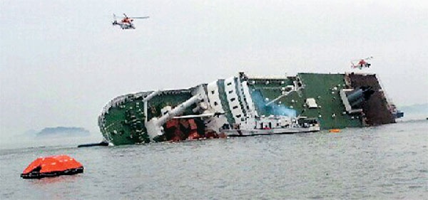 Tau ca Han Quoc chim, hon 50 nguoi mat tich hinh anh