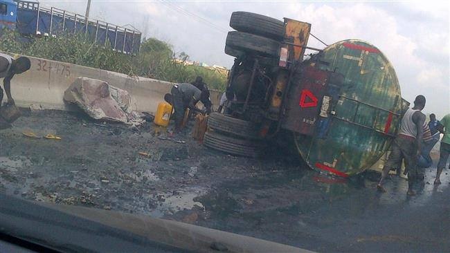 Hon 100 nguoi chet khi xe cho dau phat no o Nam Sudan hinh anh