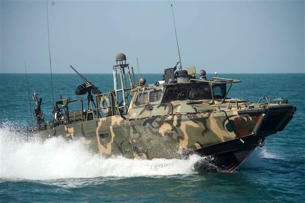 Iran tam giu hai tau tuan tra cua Hai quan My hinh anh