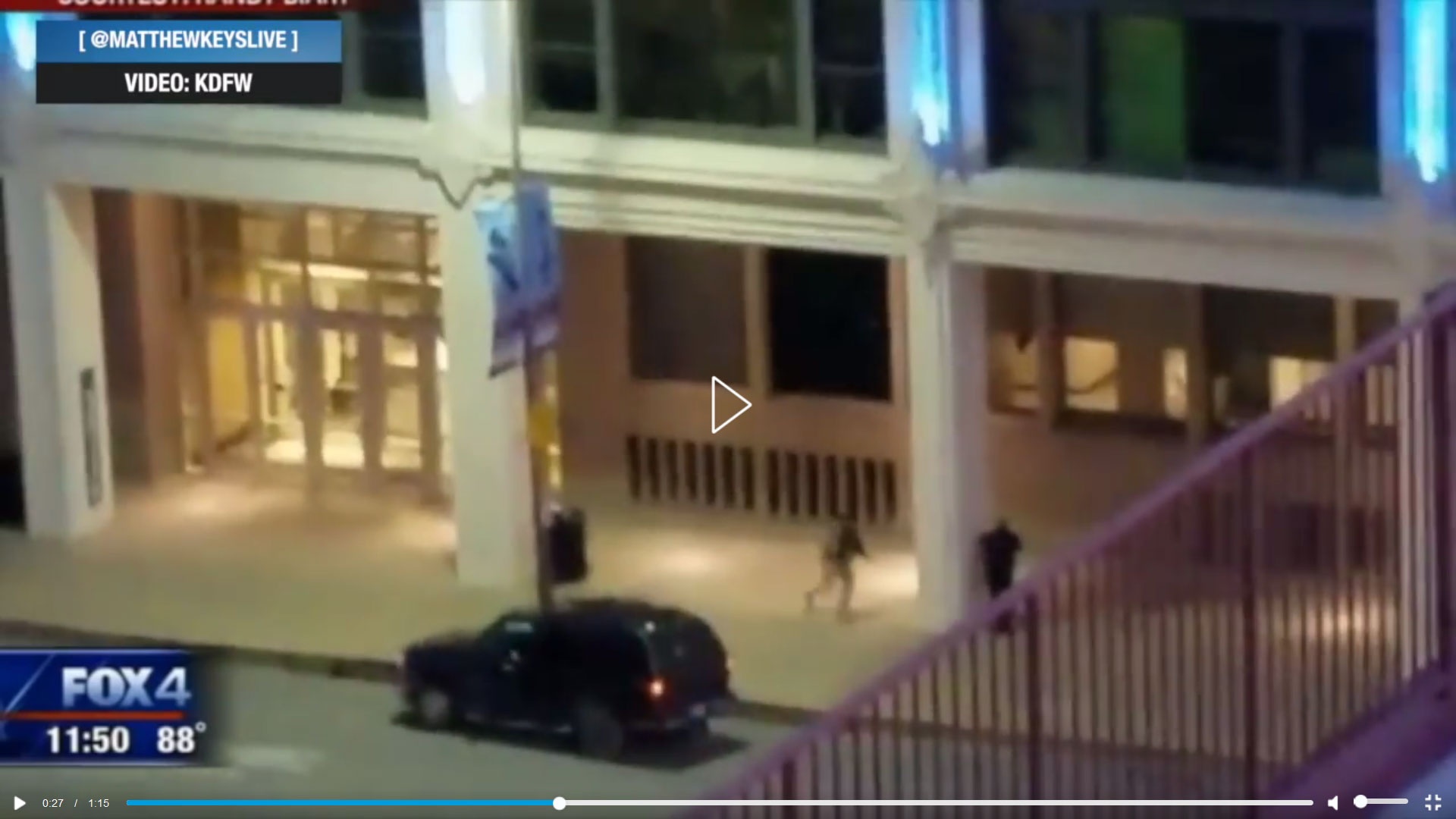 Khoanh khac nghi pham xa sung vao lung canh sat o Dallas hinh anh