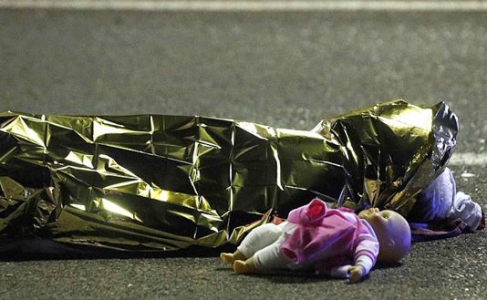 Khung bo noi tiep khung bo, nuoc Phap lai chan dong hinh anh