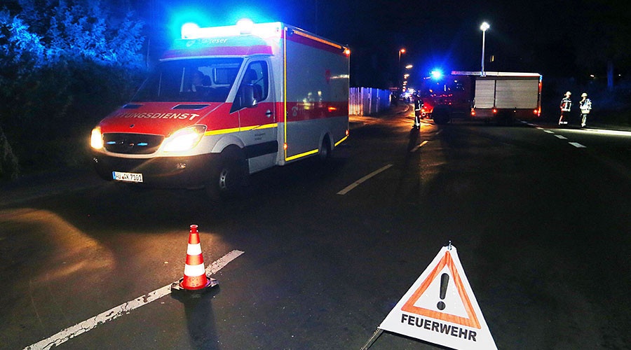 Canh sat Duc ban chet ke dung riu tan cong hanh khach hinh anh