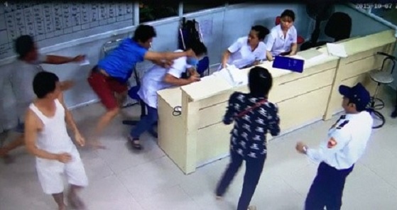 Benh nhan bat khoi cang lao vao hanh hung bac si hinh anh