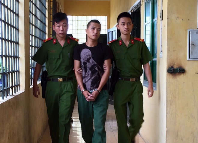 Sau bua an sang, 2 anh em bi dieu tra toi giet nguoi hinh anh