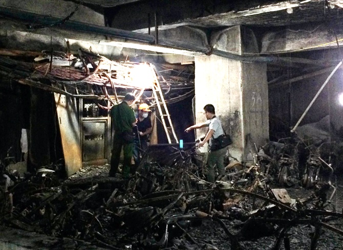 Khoanh vung diem chay tang ham chung cu Xa La hinh anh