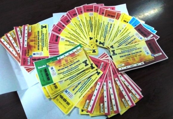 8 phe ve cheo keo khach truoc san My Dinh hinh anh