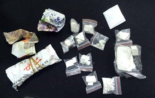 Con nghien ngap, me om tien mua ma tuy da hinh anh