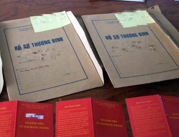 Ong lao lam gia ho so xin tro cap khang chien hinh anh