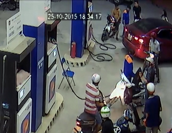 Toan canh vu tai xe Kia Cerato bat tai nhan vien ban xang hinh anh