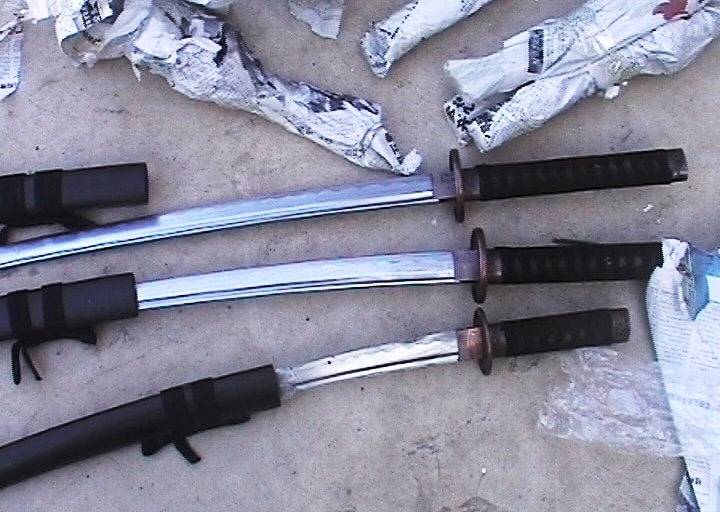 Lai xe bo chay, vut lai gan 100 thanh kiem Nhat hinh anh